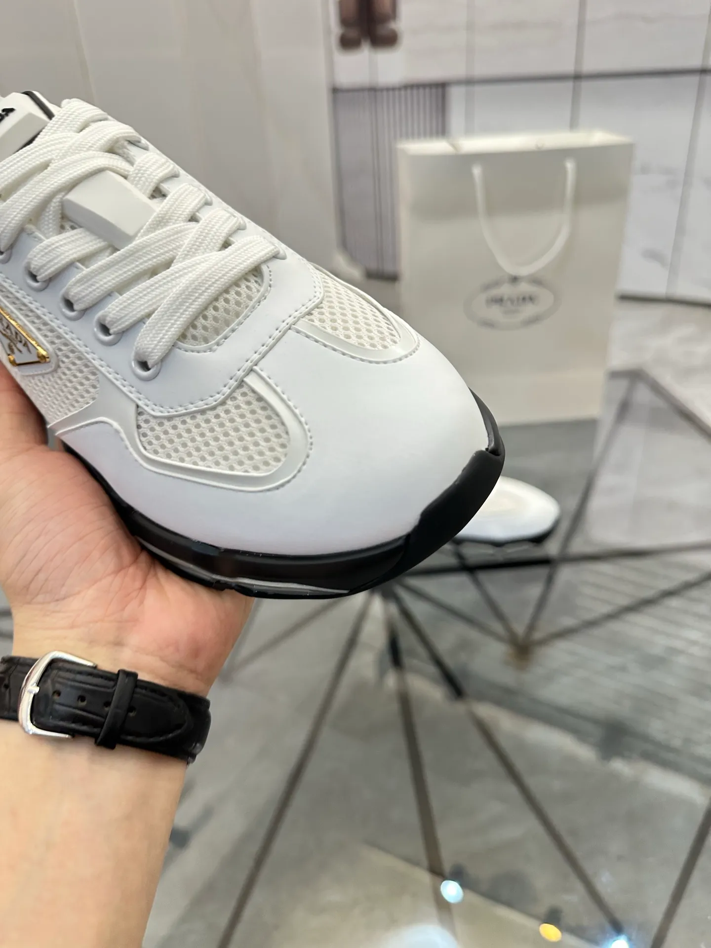Men's shoes for sale 💰: 💰P660¥ High-end top quality Product trademark: Prada *"Prada*" low-top casual shoes Regular size: 38-45 (can be customized to 46) Product materials: Upper imported first-layer cowhide spliced ​​with original fabric, breathable lining, cowhide foot pads, original air cushion outsole. No.: 001